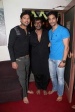 Ajay Devgan, Yuvraj Singh at Son of Sardaar special screening in Ketnav, Mumbai on 11th Nov 2012 (50).JPG